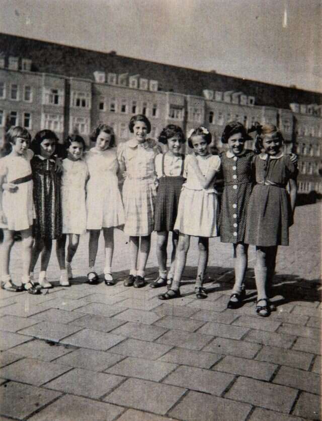 "היינו טינאייג'ריות, עניינו אותנו דברים של נערות - משחקים ובחורים". פרנק וגוסלר בילדותן. | מהאלבום הפרטי