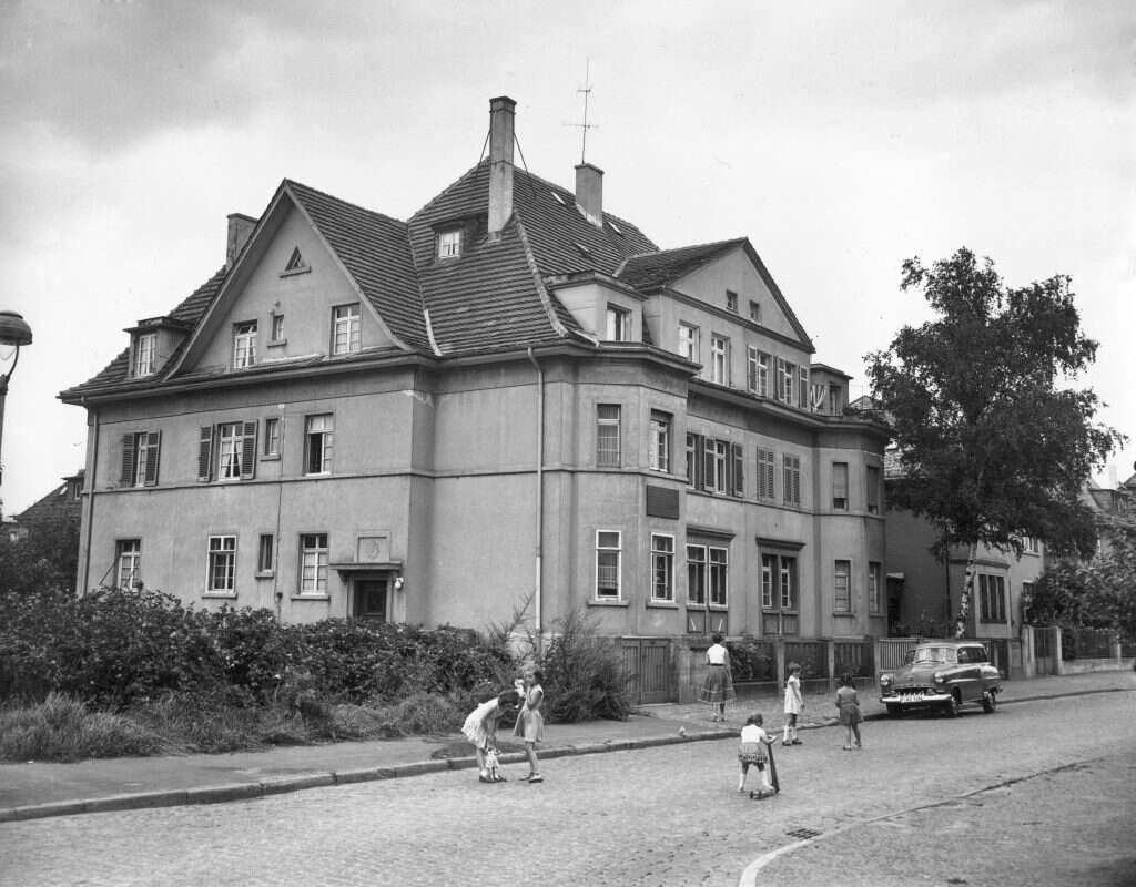 משפחת פרנק נמלטה להולנד בתקווה למצוא חיי שלווה. בית הולדתה של אנה בפרנקפורט. | AP