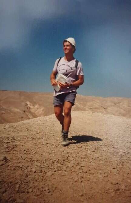 החיבור לאדמה התחיל מילדות. פפאי כמדריך בשדה בוקר. | מתוך האלבום הפרטי