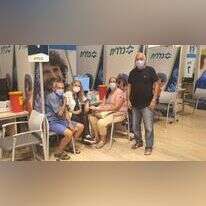 הפסיקה להתלבט. חנה קדוש (שנייה מימין) וחבריה מוטי קרואני (משמאל) ושמעון כהן. | יאיר קראוס