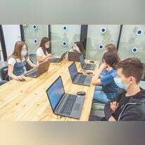 תלמידי תיכון בשיעור. | יהושע יוסף