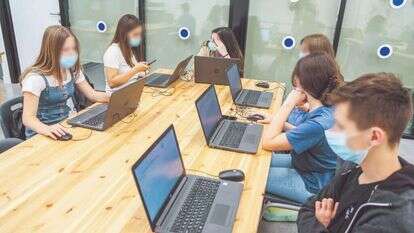 תלמידי תיכון בשיעור. | יהושע יוסף