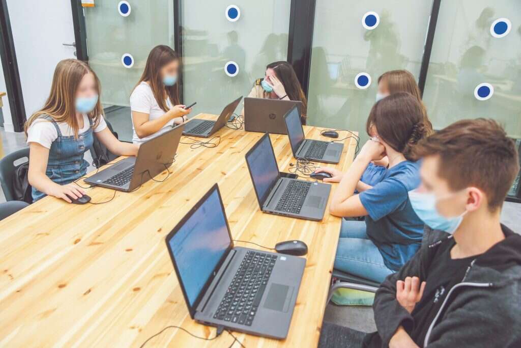 תלמידי תיכון בשיעור. | יהושע יוסף תלמידי תיכון בשיעור. | יהושע יוסף