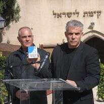 ''היום הסמל של קק"ל הוא השחיתות''. יאיר לפיד במסיבת העיתונאים בבית קק''ל בתל אביב, פברואר 2015. | אבשלום ששוני