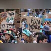 הפגנה בעד המאבק בשינוי אקלים בישראל. | EPA הפגנה בעד המאבק בשינוי אקלים בישראל. | EPA