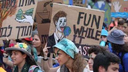 הפגנה בעד המאבק בשינוי אקלים בישראל. | EPA הפגנה בעד המאבק בשינוי אקלים בישראל. | EPA