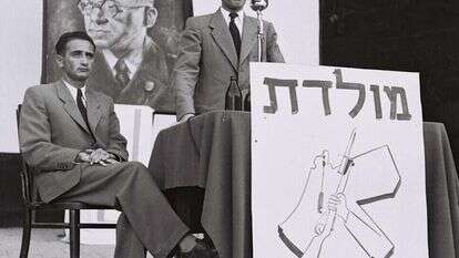 מנחם בגין באסיפת בחירות בתל אביב, 1948 .יושב לצידו, חיים לנדאו. | הנס פין