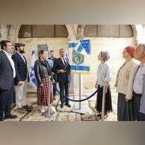 ראש העירייה משה ליאון עם בני המשפחות בטקס חנוכת הכיכר. | ארנון בוסאני ראש העירייה משה ליאון עם בני המשפחות בטקס חנוכת הכיכר. | ארנון בוסאני