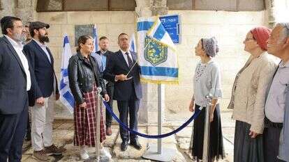 ראש העירייה משה ליאון עם בני המשפחות בטקס חנוכת הכיכר. | ארנון בוסאני ראש העירייה משה ליאון עם בני המשפחות בטקס חנוכת הכיכר. | ארנון בוסאני