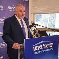 השר ליברמן בפתח ישיבת הסיעה. | דוברות ישראל ביתנו