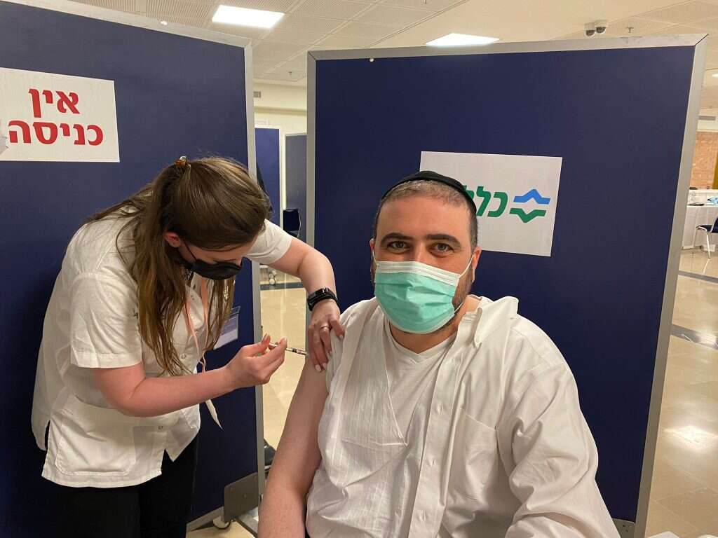 ח"כ משה ארבל מתחסן נגד שפעת. | דוברות כללית