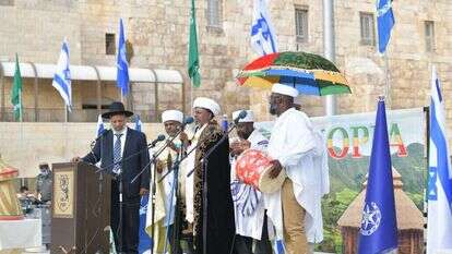 קייסים ומכובדי העדה האתיופית בטקס בכותל לרגל חג הסיגד. | דוברות המשטרה