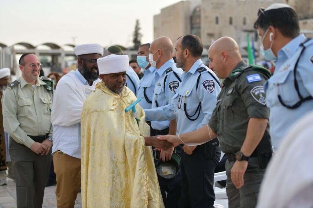 קייסים ומכובדי הקהילה בטקס לשוטרים ושוטרות בני העדה האתיופית לרגל חג הסיגד. | דוברות המשטרה