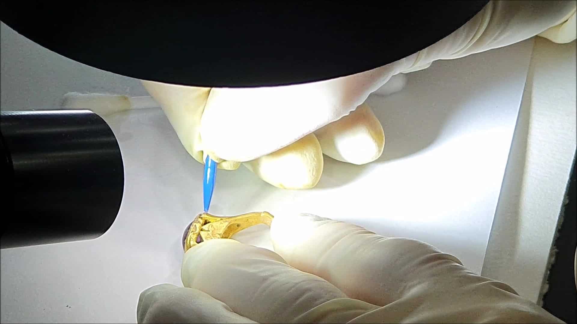 ניקוי הטבעת במעבדות הטיפול בממצאים של רשות העתיקות. | אילן נאור, רשות העתיקות