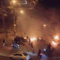 פלסטינים משליכים פריטים בוערים על כביש הגישה לקבר יוסף. | צבי סוכות