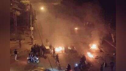 פלסטינים משליכים פריטים בוערים על כביש הגישה לקבר יוסף. | צבי סוכות