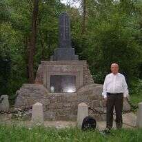 האב גרגור־צבי ליד האנדרטה בביקור באיזביצה. | באדיבות המשפחה