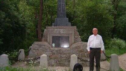 האב גרגור־צבי ליד האנדרטה בביקור באיזביצה. | באדיבות המשפחה