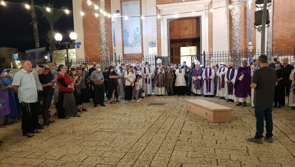 הכמרים הצטרפו לטקס היהודי. הלוויית האב גרגור־יעקב צבי ברחבת הכנסייה, השבוע. | באדיבות המשפחה