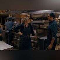 אופייה הקשוח של השפית מנומק בכך שגדלה בבית קשה יום. מתוך הסדרה "מחזיקות מעמד". | באדיבות נטפליקס