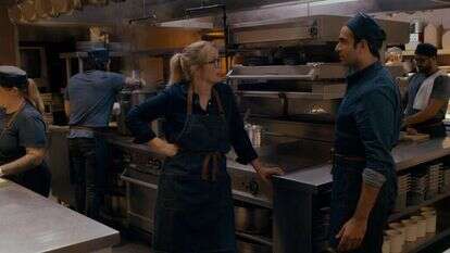 אופייה הקשוח של השפית מנומק בכך שגדלה בבית קשה יום. מתוך הסדרה "מחזיקות מעמד". | באדיבות נטפליקס