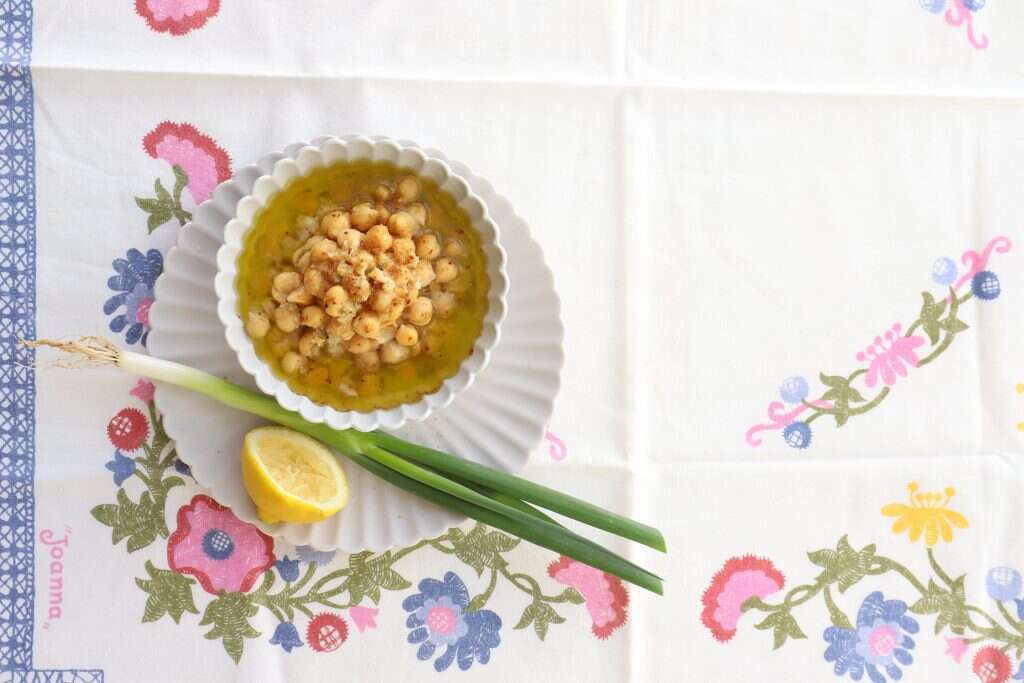 בלילה גרגירי חומוס מבושלים בשלולית שמן זית. | אפרת ליכטנשטט