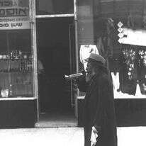 הכרזה על כניסת השבת באמצעות חצוצרה, תל־אביב 1935. | זלוטן קלוגר, לע"מ