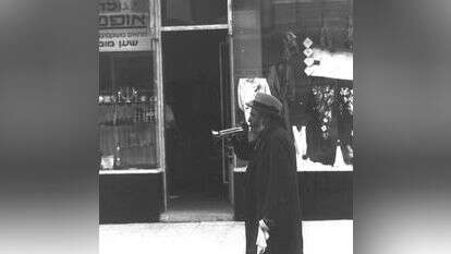 הכרזה על כניסת השבת באמצעות חצוצרה, תל־אביב 1935. | זלוטן קלוגר, לע"מ הכרזה על כניסת השבת באמצעות חצוצרה, תל־אביב 1935. | זלוטן קלוגר, לע"מ