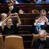 ח"כ אמילי מואטי בהצבעה על תקציב המדינה. | יונתן זינדל/פלאש90