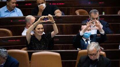 ח"כ אמילי מואטי בהצבעה על תקציב המדינה. | יונתן זינדל/פלאש90