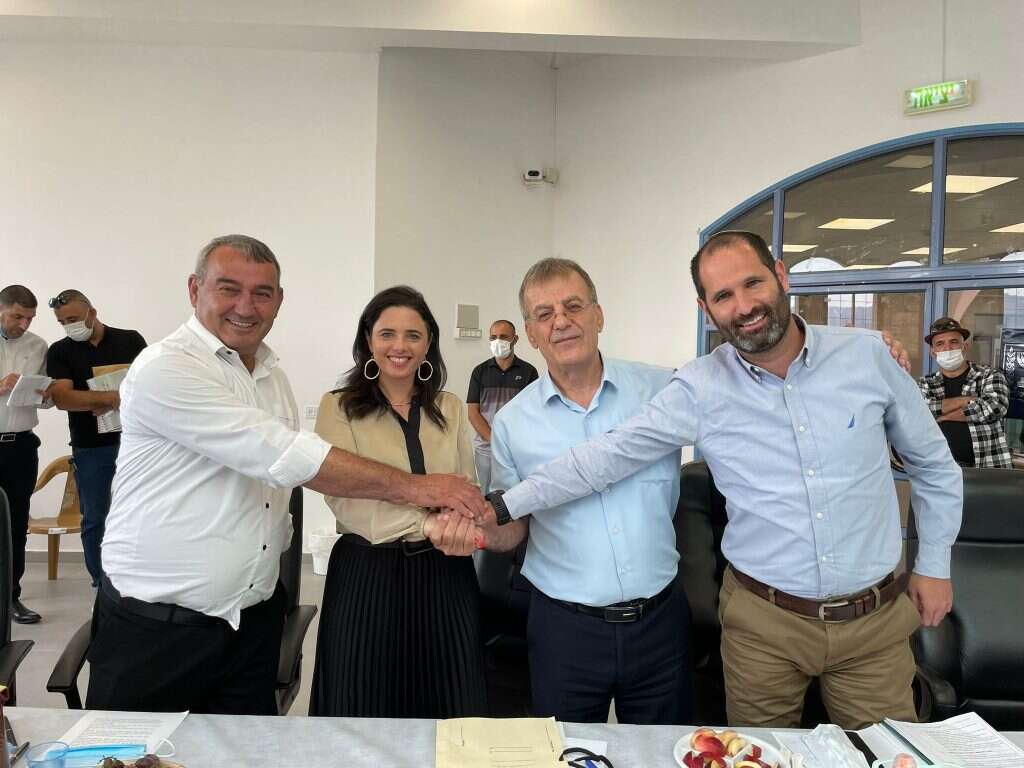 מימין: מנכ"ל משרד הפנים הירש, גאנם, השרה שקד ויו"ר פורום ראשי המועצות הדרוזיות והצ'רקסיות, ג'אבר חמוד. | דוברות משרד המשפטים