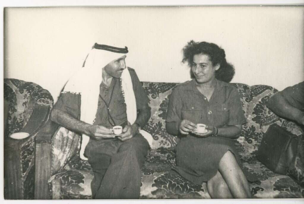 אחים למחתרת. יוסוף אבו־גוש וגאולה כהן, לאחר הבריחה מהכלא הבריטי. | באדיבות העמותה להנצחת מורשת לוחמי חירות ישראל (לח"י) אחים למחתרת. יוסוף אבו־גוש וגאולה כהן, לאחר הבריחה מהכלא הבריטי. | באדיבות העמותה להנצחת מורשת לוחמי חירות ישראל (לח"י)