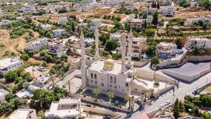 המואזין קרא לתושבים לבוא להתחסן. מסגד קדירוב באבו־גוש. | שאטרסטוק