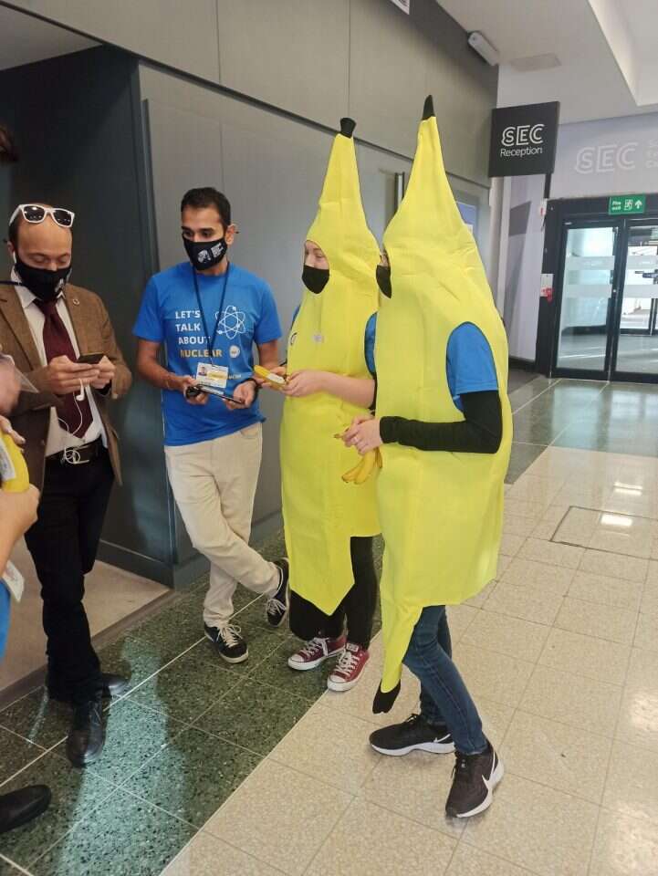 פעילי סביבה מחופשים בפעולת הסברה. | יעל (פרוינד) אברהם