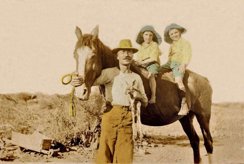 הוא עוד ישוב. הולצמן באוסטרליה, עם הילדים וקנגורו. | מתוך הארכיון המשפחתי