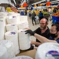 כלי פלסטיק חד פעמיים בסופרמרקט בירושלים. | יונתן זינדל/פלאש 90