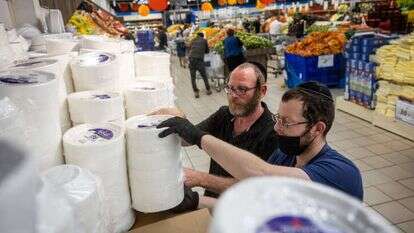 כלי פלסטיק חד פעמיים בסופרמרקט בירושלים. | יונתן זינדל/פלאש 90