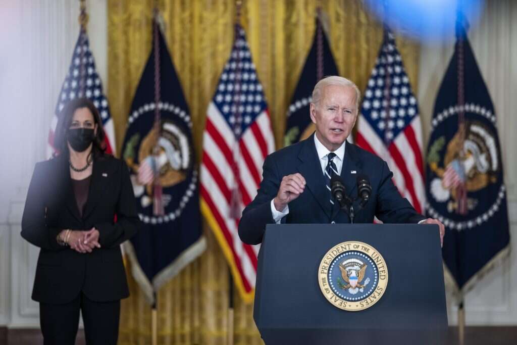 במרחק פעימה, אבל בלי תמיכת המפלגה. ביידן והאריס. | EPA