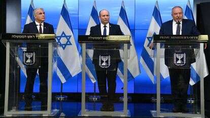 שר החוץ ליברמן, ראש הממשלה בנט ושר החוץ לפיד במסיבת עיתונאים לאחר אישור התקציב. | חיים צח, לע"מ