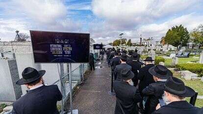 ה"שלוחים" בציון הרבי מלובביץ' ובברוקלין. | חיים טויטו