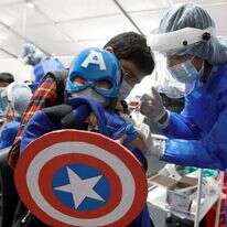 ילד מחופש מחוסן בבוגוטה, קולומביה | אי.פי.איי