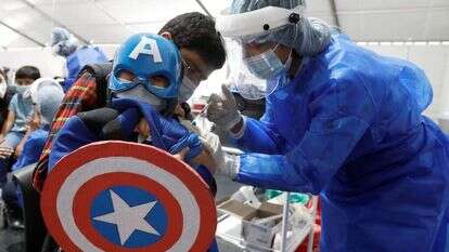 ילד מחופש מחוסן בבוגוטה, קולומביה | אי.פי.איי