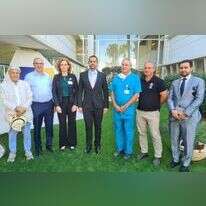 מימין: מנכ"ל הצל ליבו של ילד סיימון פישר,
מנהל היחידה לניתוחי לב ילדים בוולפסון ד"ר ליאור ששון, שגריר בחריין בישראל חאלד אל ג'לאמה, מנכ"לית ביה"ח וולפסון ד"ר ענת אנגל, שגריר ישראל בבחריין איתן נאה, יו"ר הצל ליבו של ילד יורם כהן. | דוברת וולפסון