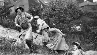 יחס מזלזל לסייענים בריטים לאויב הנאצי כאל קבוצה של "נשים רכלניות". נשים חוזרות לעבודתן לאחר אזעקת תקיפה אווירית, בריטניה 1940. | AP יחס מזלזל לסייענים בריטים לאויב הנאצי כאל קבוצה של "נשים רכלניות". נשים חוזרות לעבודתן לאחר אזעקת תקיפה אווירית, בריטניה 1940. | AP