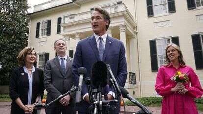 מושל וירג'יניה הנבחר יאנגקין בטקס חילופי ממשל בוושיגנטון. | AP מושל וירג'יניה הנבחר יאנגקין בטקס חילופי ממשל בוושיגנטון. | AP