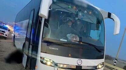 האוטובוס שנעצר במעבר מיתר. | דוברות המשטרה