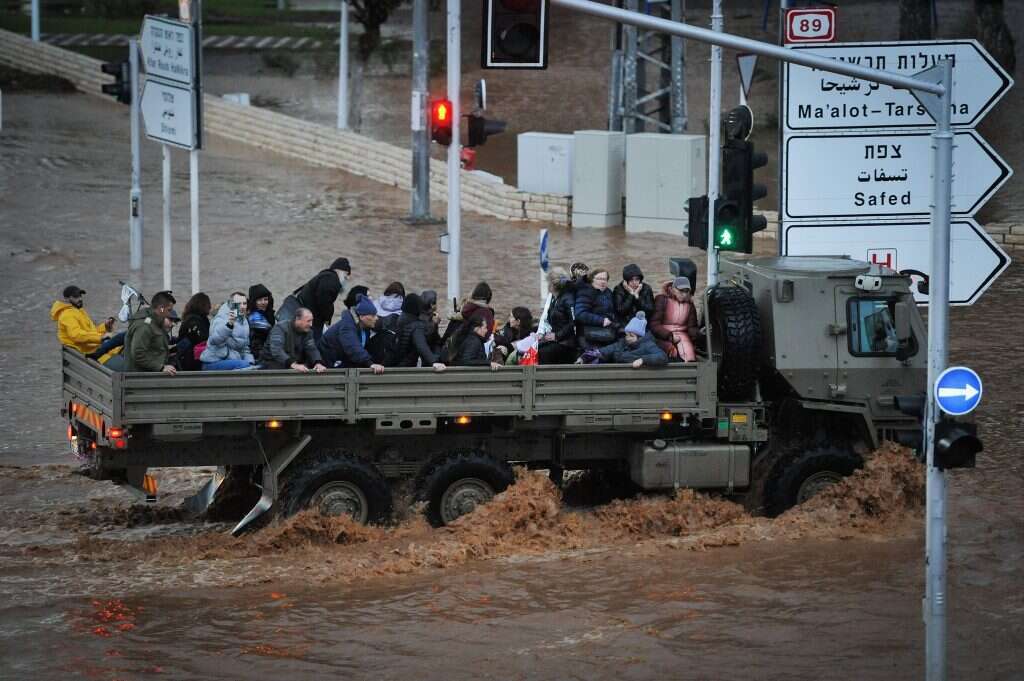 דו"ח המבקר קבע שהרשויות המקומיות לא נערכו כראוי לשטפונות ולהצפות. חילוץ אזרחים מכביש מוצף בנהריה בחורף 2020. | מאיר ועקנין, פלאש 90