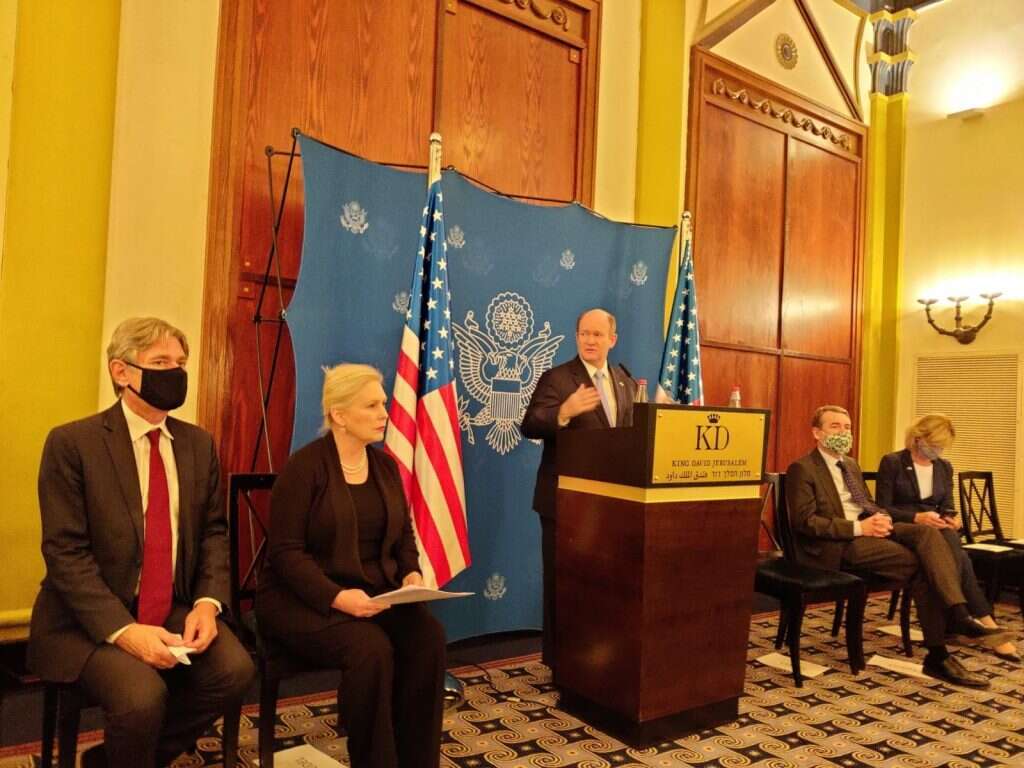 הסנאטור קונס בנאומו