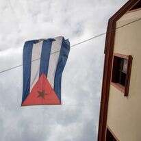 דגל קובה מתנוסס בבירה. | EFE