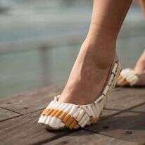 נעלי עקב מבדלי סיגריות של המעצבת אופיר לוי, מצעד פאשן רבולושן בנמל תל אביב. | בר סטפנסקי